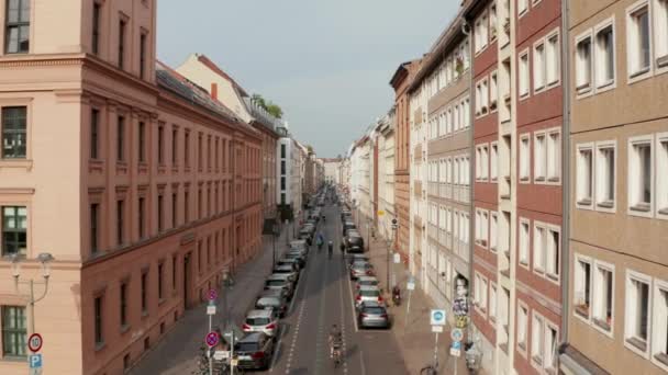 Seguimiento hacia adelante tiro de ciclistas a caballo a través de Linienstrasse, calle cambió a la ruta ciclista. Promover el transporte verde en la ciudad. Berlín, Alemania. — Vídeo de stock