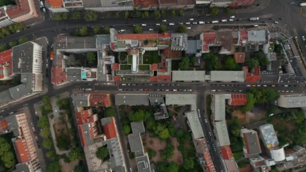 Aerial birds eye overhead top down view of streets in urban neighbourhood. Street with car traffic and parallel cycle path in next street. Berlin, Germany. — Stock Video