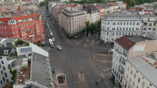 Levante-se e incline-se para baixo de Rosenthaler Platz. Tráfego de carro e bonde dirigindo através da famosa praça no centro da cidade. Berlim, Alemanha. — Vídeo de Stock