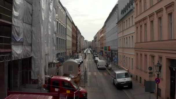 Framåt flyger över Linienstrasse, gata speciellt anpassad för cykelväg där cyklister har prioritet. Att främja gröna transporter i staden. Berlin, Tyskland. — Stockvideo