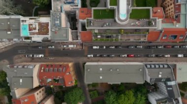 Havadan kuşların gözü Linienstrasse 'nin tepesinde, cadde bisiklet rotası olarak değiştirilmiş. Bisikletçinin izini sürüyorum. Şehirde yeşil taşımacılığı destekliyorum. Berlin, Almanya.