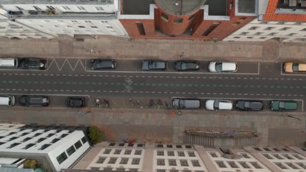 Aerial birds eye overhead top down śledzenie widok rowerzysty jazda na Linienstrasse. Ulica używana jako trasa rowerowa z samochodami zaparkowanymi na boku. Promowanie ekologicznego transportu w mieście. Berlin, Niemcy. — Wideo stockowe