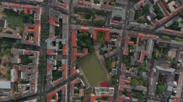 Vzdušné ptáci oko shora dolů vertikálně panující pohled na městské čtvrti. Auta jedoucí po ulicích. Berlín, Německo. — Stock video