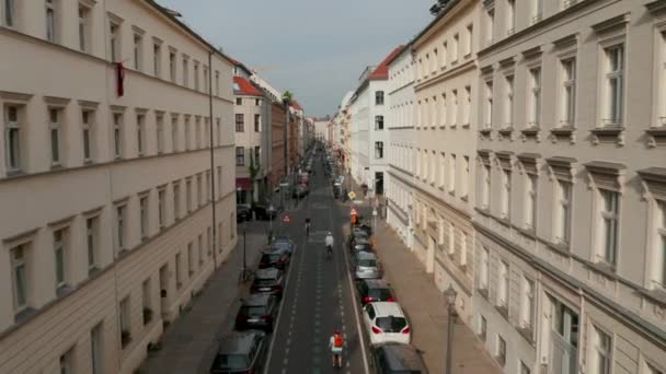 Передняя съемка велосипедистов, едущих по велосипедному шоссе на улице Линиенштрассе, где велосипедисты имеют приоритет. Продвижение зеленого транспорта в городе. Берлин, Германия. — стоковое видео