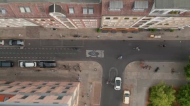 Uçan kuşlar Linienstrasse 'de motorcuların izini sürüyor. Bisikletçilerin öncelikli olduğu bisiklet güzergahı için sokak uyarlandı. Şehirde yeşil taşımacılığı destekliyorum. Berlin, Almanya.