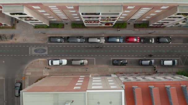 Luftaufnahmen von oben nach unten zeigen Radfahrer, die auf dem Radweg in der Innenstadt unterwegs sind. Die Straße wurde zur Radschnellstraße. Förderung des grünen Verkehrs in der Stadt. Berlin, Deutschland. — Stockvideo