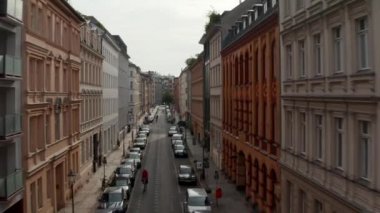 Çok katlı binaları olan şehir merkezindeki caddeleri gösteriyor. Bisikletçiler özel bisiklet sokağında, bisiklet yolunda. Linienstrasse, Berlin, Almanya.