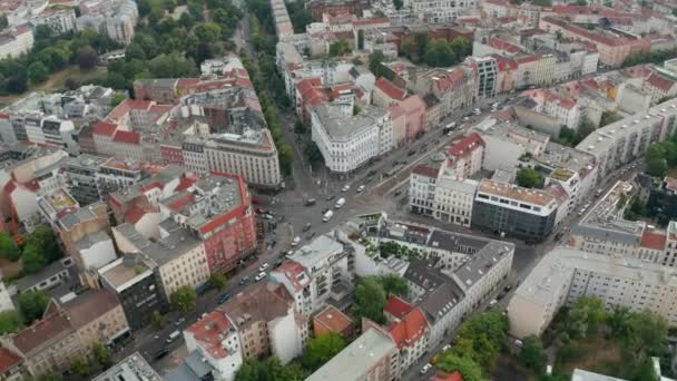 Orbita przechyla się w dół ujęcia ruchu na Rosenthaler Platz. Widok z lotu ptaka, ważne skrzyżowanie w mieście. Berlin, Niemcy. — Wideo stockowe