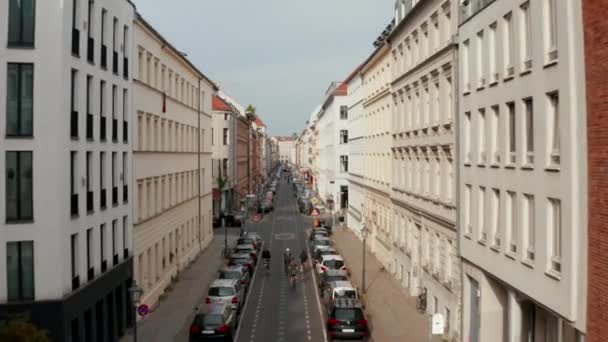 Do przodu przejechać trasą rowerową ulicą, gdzie rowerzyści mają pierwszeństwo przed samochodami. Promowanie ekologicznego transportu w mieście. Linienstrasse, Berlin, Niemcy. — Wideo stockowe