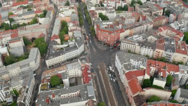 Вид с воздуха на автомобили, проезжающие через Розенталер Плац. Летал по площади в городском районе. Берлин, Германия. — стоковое видео