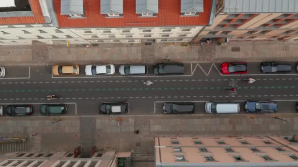 Aves aéreas olho em cima para baixo vista ascendente Linienstrasse. Rua usada como estrada de bicicleta, onde os ciclistas têm prioridade para carros. Promover o transporte verde na cidade. Berlim, Alemanha. — Vídeo de Stock