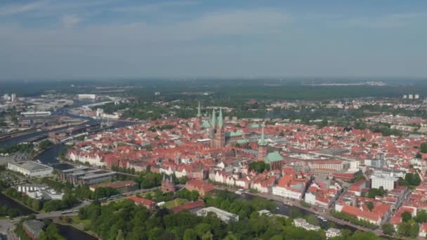 Panoramisch uitzicht vanuit de lucht op het middeleeuwse stadscentrum. Bakstenen gebouwen in het historische deel van de stad in UNESCO werelderfgoed. Luebeck, Sleeswijk-Holstein, Duitsland — Stockvideo