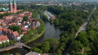 Luebeck Katedrali 'nin büyük tuğladan yapılma Lutheran kilisesi. Trave nehrinin üzerinden uçup tarihi şehir merkezinde dolaşırlar. Luebeck, Schleswig-Holstein, Almanya