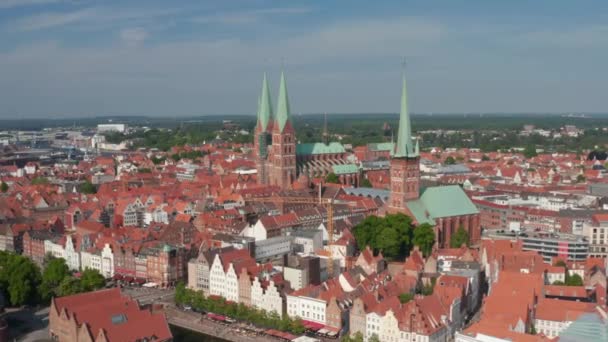 Voorwaarts vliegen naar historische bakstenen gebouwen in het middeleeuwse stadscentrum. Noord-Duitse bakstenen gotische kerken. Luebeck, Sleeswijk-Holstein, Duitsland — Stockvideo