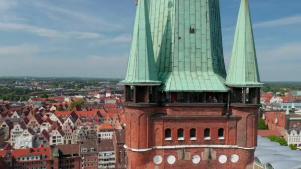 Geser dan pan mengungkapkan pusat kota abad pertengahan di belakang menara gereja St. Peters. Brick bangunan gothic. Luebeck, Schleswig-Holstein, Jerman — Stok Video