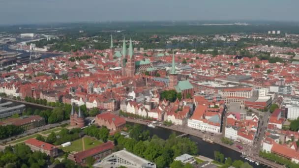 Vpřed odhalit středověké centrum města. Letecký panoramatický výhled na historické cihlové budovy. Luebeck, Šlesvicko-Holštýnsko, Německo — Stock video