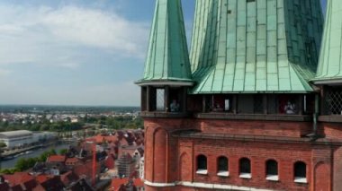 St. Peters kilise kulesinin terasında gözcülük yap. St. Marys kilisesiyle ortaçağ şehir merkezinin havadan görünüşü. Luebeck, Schleswig-Holstein, Almanya
