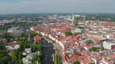 Eski şehir merkezinin hava görüntüsü. Holstentor, Marienkirche ve diğer kiliselerin manzarası. Luebeck, Schleswig-Holstein, Almanya