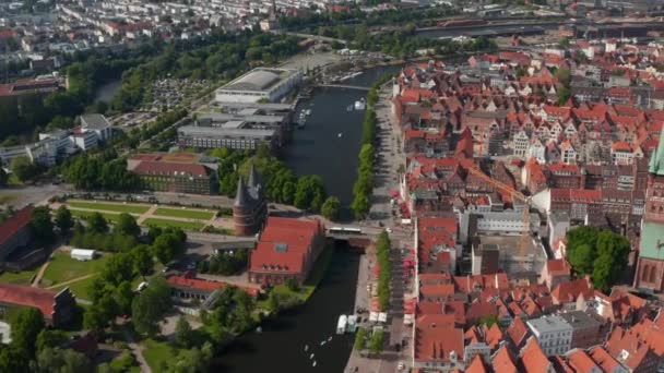 Miringkan panci mengungkapkan kota. Bangunan bata merah bersejarah di kota tua dipisahkan oleh sungai dari lingkungan lain. Luebeck, Schleswig-Holstein, Jerman — Stok Video