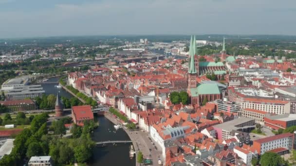 Προς τα πίσω αποκαλύπτουν την πόλη. Αεροφωτογραφία του ιστορικού τμήματος της πόλης με ορόσημα στο μνημείο παγκόσμιας κληρονομιάς της UNESCO. Luebeck, Schleswig-Holstein, Γερμανία — Αρχείο Βίντεο