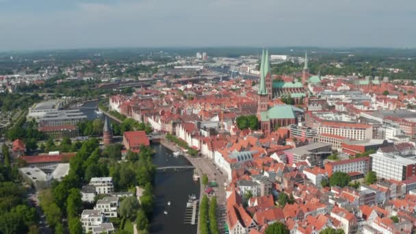 Flygfoto av gamla stan. Utsikt över Holstentor, Marienkirche och flera andra kyrkor. Luebeck, Schleswig-Holstein, Tyskland — Stockvideo