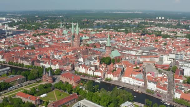 Panoramisch uitzicht vanuit de lucht op het middeleeuwse stadscentrum. Historische bakstenen gebouwen maken deel uit van UNESCO werelderfgoed. Luebeck, Sleeswijk-Holstein, Duitsland — Stockvideo