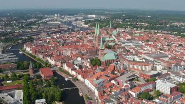 Воздушный панорамный вид средневекового центра города с высокими башнями церквей. Исторический город в окружении реки Траве. Любек, Озил, Германия — стоковое видео