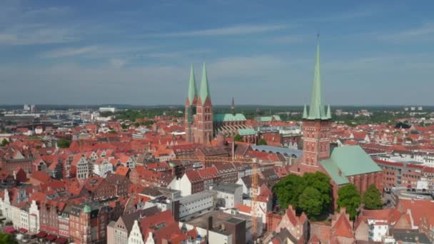 Achterwaarts onthullen van middeleeuwse oude binnenstad. Bakstenen gebouwen en hoge kerktorens. Luebeck, Sleeswijk-Holstein, Duitsland — Stockvideo