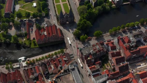 Wysoki kąt widzenia starego miasta z czerwonej cegły budynków. Orbituje wokół Holsten Gate. Luebeck, Szlezwik-Holsztyn, Niemcy — Wideo stockowe