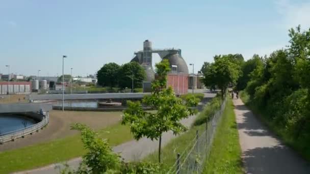 Verhoog de beelden van het industriegebied. Zicht vanuit de lucht op ronde dompelbakken in afvalwaterzuiveringsinstallatie. Luebeck, Sleeswijk-Holstein, Duitsland — Stockvideo