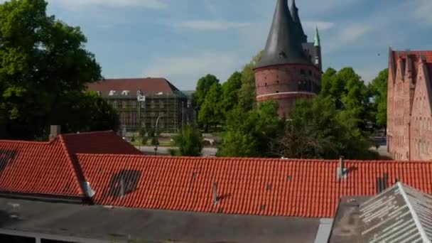 Res dig upp bilder av historiska centrum av staden. Flygsida vy över Holsten Gate. Brick gotiska relik av medeltida stadens befästning. Luebeck, Schleswig-Holstein, Tyskland — Stockvideo