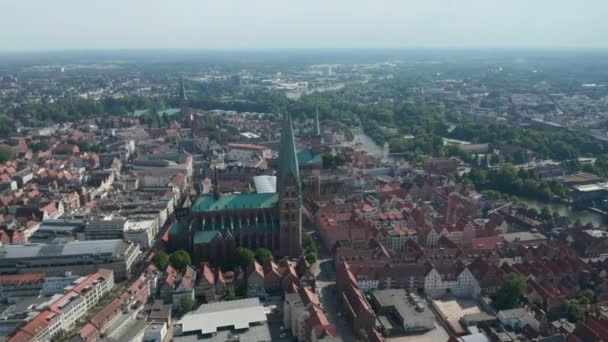 Letecké panoramatické záběry starého města lemovaného řekou. Památky na místě světového dědictví UNESCO. Luebeck, Šlesvicko-Holštýnsko, Německo — Stock video