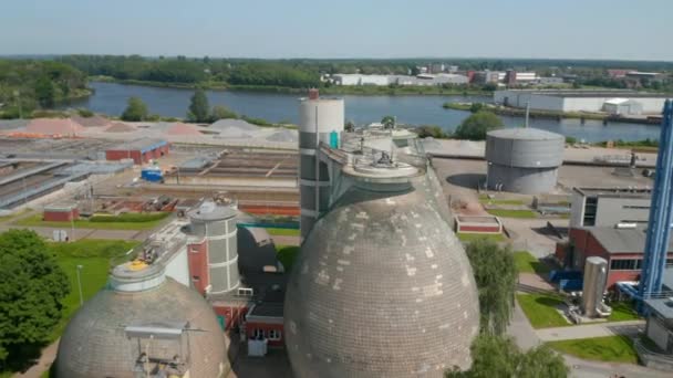 Omloppsbana runt grupp av bulbous betongtankar i industriområdet. Flygfoto över avfallshanteringsanläggningar. Luebeck, Schleswig-Holstein, Tyskland — Stockvideo