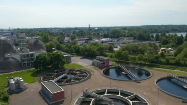 Para trás revelar de tanques de depósito círculo em estação de tratamento de águas residuais. Purificação da água antes de descarregá-la no rio. Luebeck, Schleswig-Holstein, Alemanha — Vídeo de Stock