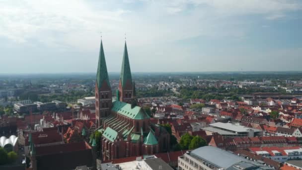 Flygfoto över gamla stan. Runt Marienkirche, huvudförsamlingskyrkan. En gotisk religiös byggnad. Luebeck, Schleswig-Holstein, Tyskland — Stockvideo