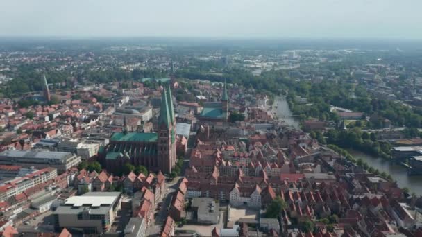 Flygfoto över gamla stan med röda tegelhus, kyrkor och byggnader. Luebeck, Schleswig-Holstein, Tyskland — Stockvideo