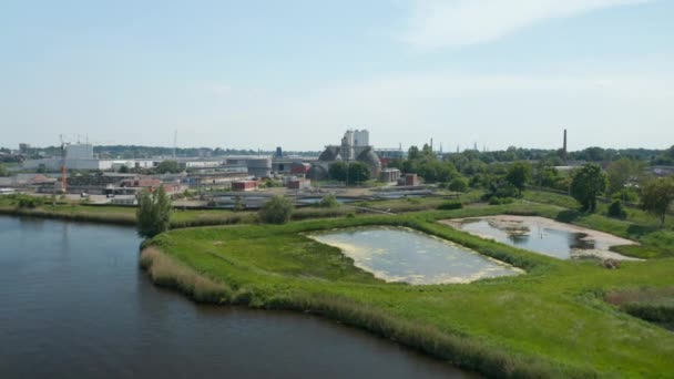 Les avants révèlent la station de traitement des eaux usées dans le site industriel sur la rive de la rivière. Luebeck, Schleswig-Holstein, Allemagne — Video