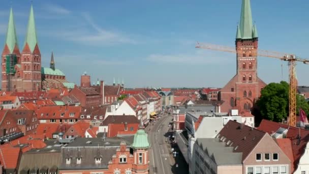 Dopředu létat nad ulicí v historickém městě. Letecký pohled na různé budovy podél ulice. Luebeck, Šlesvicko-Holštýnsko, Německo — Stock video