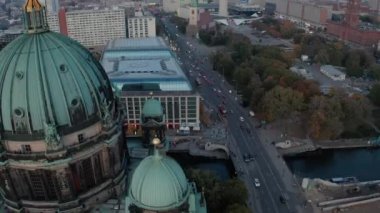 Kentin merkezini, Fersehturm ve Rotes Rathaus ile birlikte yukarı doğru eğ. Berlin Katedrali manzaralı. Berlin, Almanya.