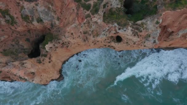 Sensacional de cima para baixo vista aérea drone de ondas de água turquesa colidindo contra a costa do penhasco, Lagos, Portugal, dia — Vídeo de Stock
