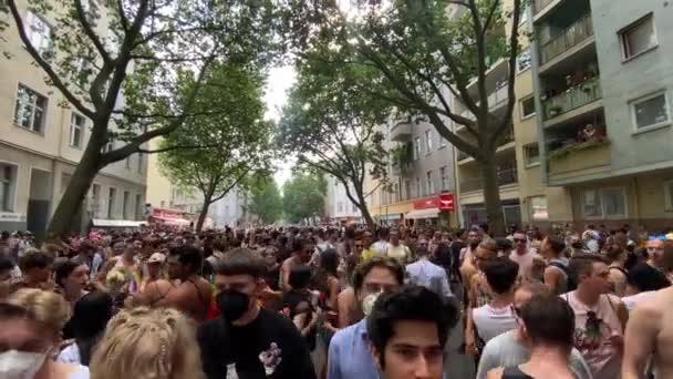 Multitud de jóvenes transgénero bailando y moviéndose durante el Día de la Calle Christopher en Berlín en Alemania vistiendo la máscara de seguridad covid-19 en el día — Vídeos de Stock