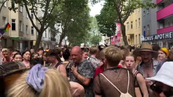 Gruppe junger männlicher und weiblicher Transgender tanzen und schwenken Flagge während der Christopher Street Day Parade in Berlin, Deutschland — Stockvideo