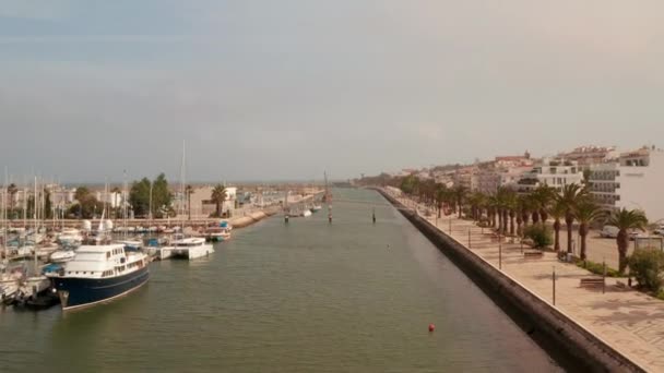 Lagos limanı, İHA 'lar ana kanal üzerinde ilerliyorlar, Portekiz, deniz kenarında hava manzarası, güneşli bir gün. — Stok video