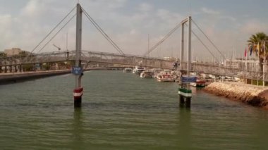 Hava Çekimi Dolly İleri Geçiş Lift Köprüsü Lagos, Portekiz Marina 'da güneşli bir günde Tekne ve Yatları seyrediyor