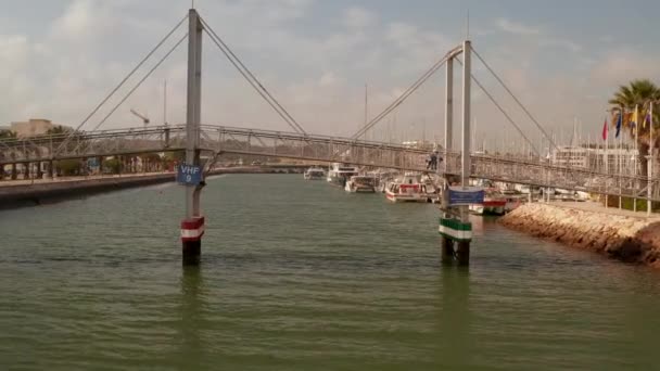 Luftaufnahme Dolly vorwärts Passiert Liftbrücke in Lagos, Portugal Marina Besichtigung der Boote und Yachten an einem sonnigen Tag — Stockvideo