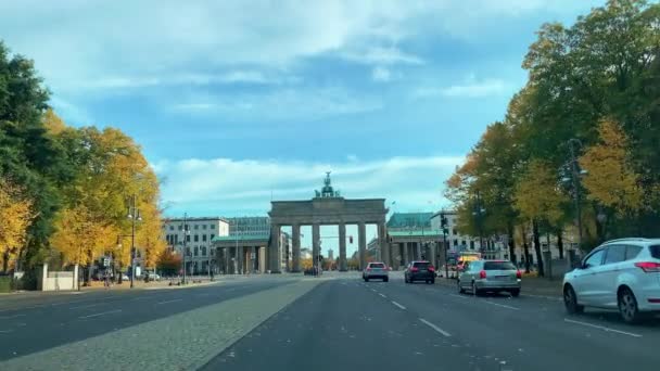 Automóvil en movimiento que se detiene en el semáforo fuera de la Puerta de Brandenburgo en Berlín, Alemania, permitiendo a los caminantes cruzar la carretera — Vídeo de stock