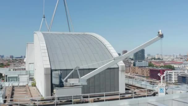 Vuele por encima de los edificios de oficinas, revele el histórico puente de Oberbaum con el tren que cruza el río Spree. Torre de televisión Fernsehturm en la distancia. Berlín, Alemania — Vídeo de stock