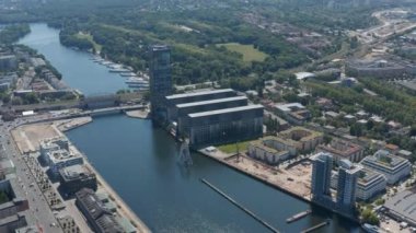 Molekül Adam 'ın Spree Nehri' ndeki Treptower yüksek binasının hava görüntüleri. Şehirdeki yoğun yollar. Berlin, Almanya