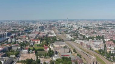 Büyük şehre giden ana demiryolu hattının havadan görüntüsü. Fernsehturm TV kulesi uzakta. Berlin, Almanya