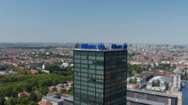 Yüksek, modern ticari binanın yörüngesinde. Şehrin ve Spree nehrinin havadan görüntüsü. Şehir merkezinden uzakta. Berlin, Almanya